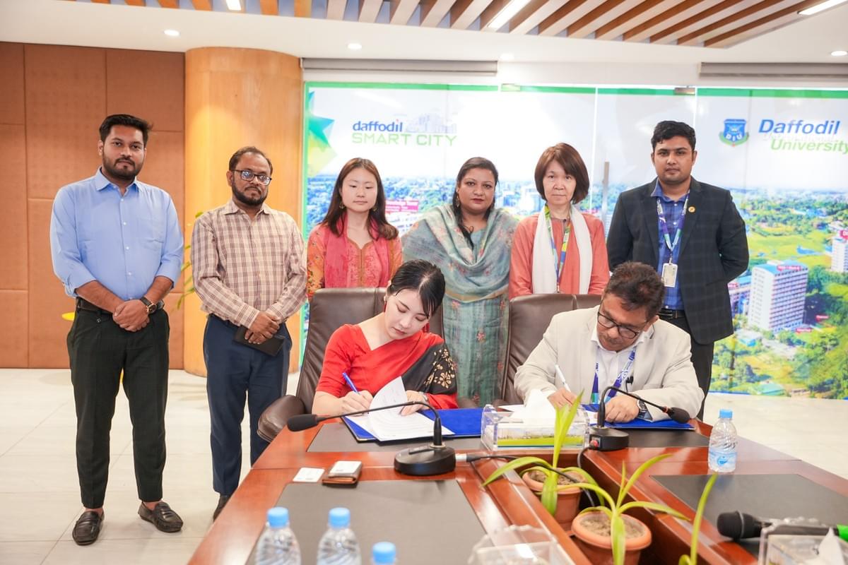 画像: DIU Career Development Center にて締結式(2025/11/10) - 前列右 : Prof. Dr. M. R. Kabir (DIU大学学長) 前列左: 上田代里子(VENTURAS代表取締役社長)