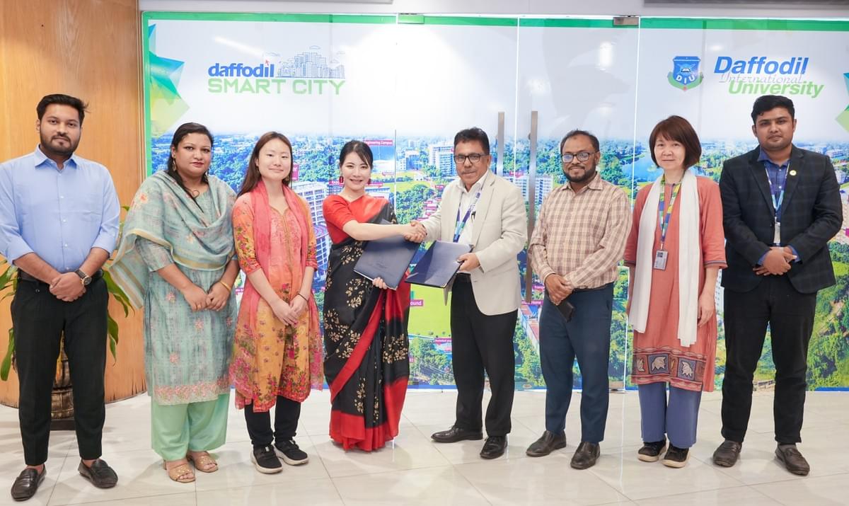 DIU Career Development CenterでのMOU締結式（2025/11/10） 中央右：Prof. Dr. M. R. Kabir（DIU Vice Chancellor）／中央左：上田代里子（VENTURAS代表取締役社長）