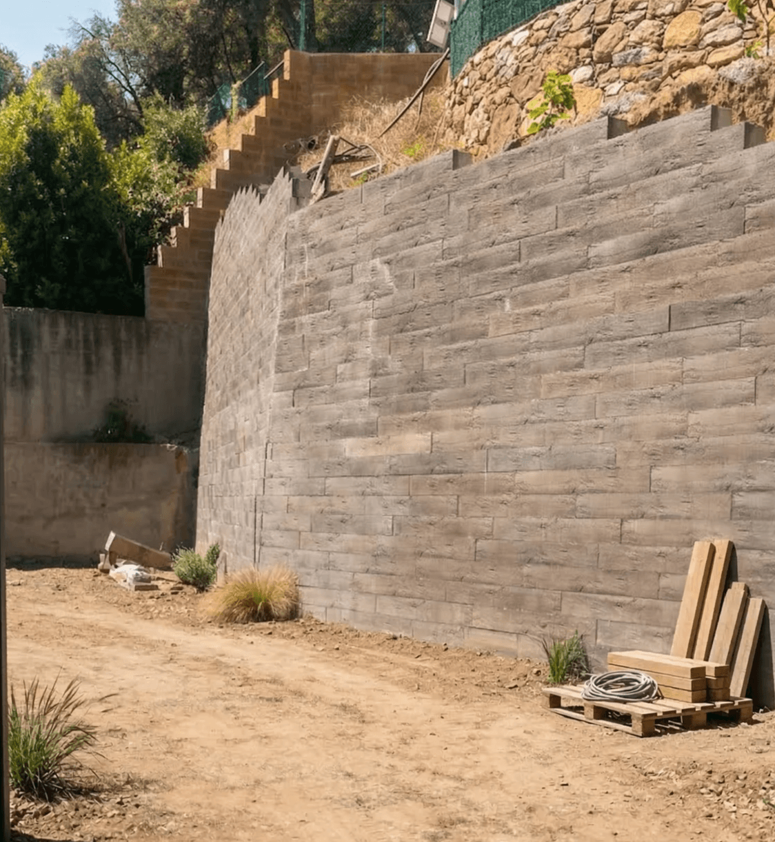 The prefabrication allows a construction more fast and efficient, reducing costs and times of work. Benefits of Prefabrication What do we do GEOFORMA develops prefabricated construction systems to adapt plots with slope and resolve unevenness in a technical, robust, and efficient manner. Our first system, GEOMUR, is a modular solution of retaining walls with prefabricated concrete pieces designed for residential applications. We work to offer architects, builders, and individuals clear and professional solutions to build better on the ground.