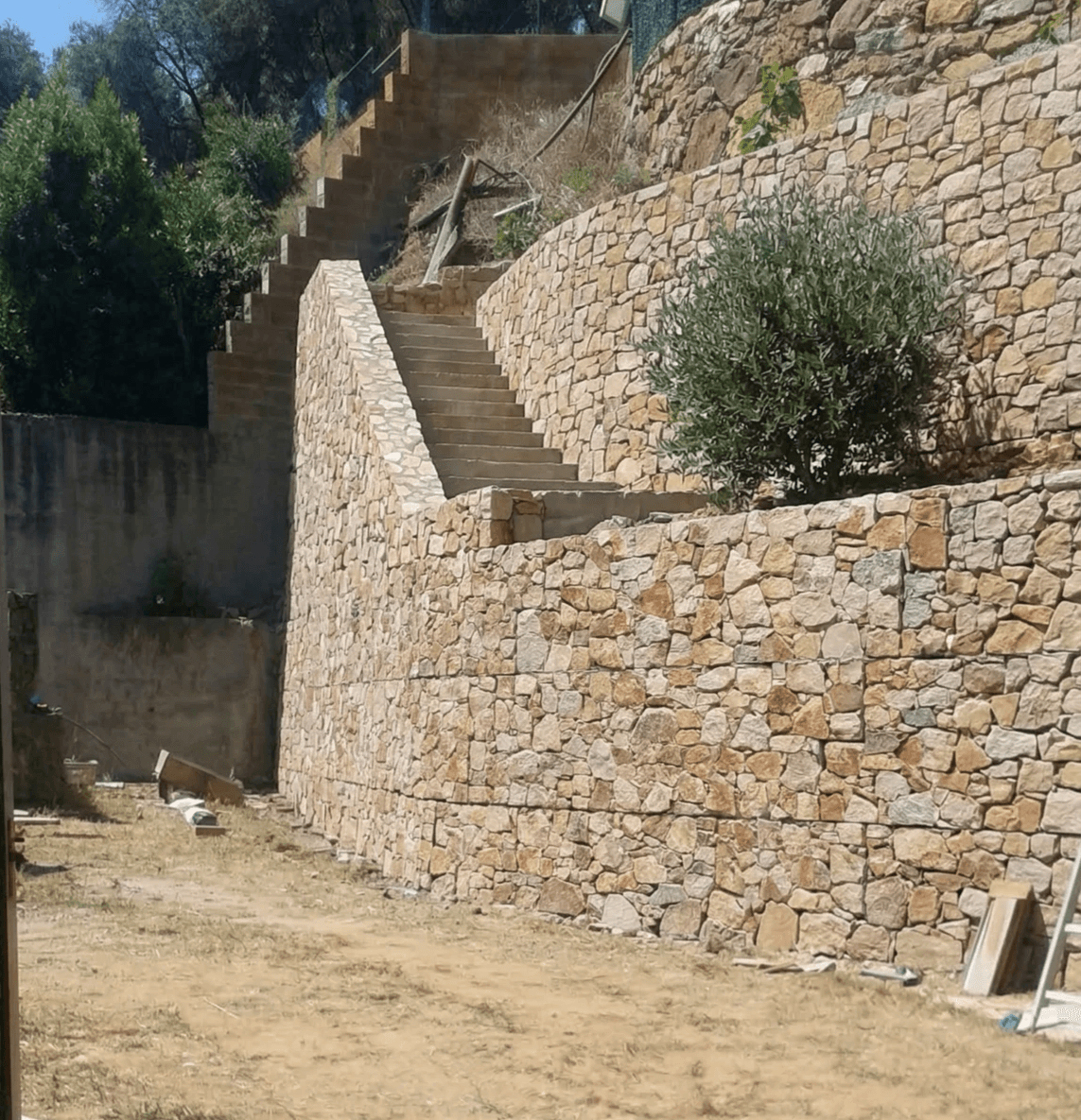 GEOMUR is a system of prefabricated retaining walls that optimizes construction on sloped terrain. GEOMUR: Modular Solution What do we do GEOFORMA develops prefabricated construction systems to adapt plots with slope and resolve unevenness in a technical, robust, and efficient manner. Our first system, GEOMUR, is a modular solution of retaining walls with prefabricated concrete pieces designed for residential applications. We work to offer architects, builders, and individuals clear and professional solutions to build better on the ground.