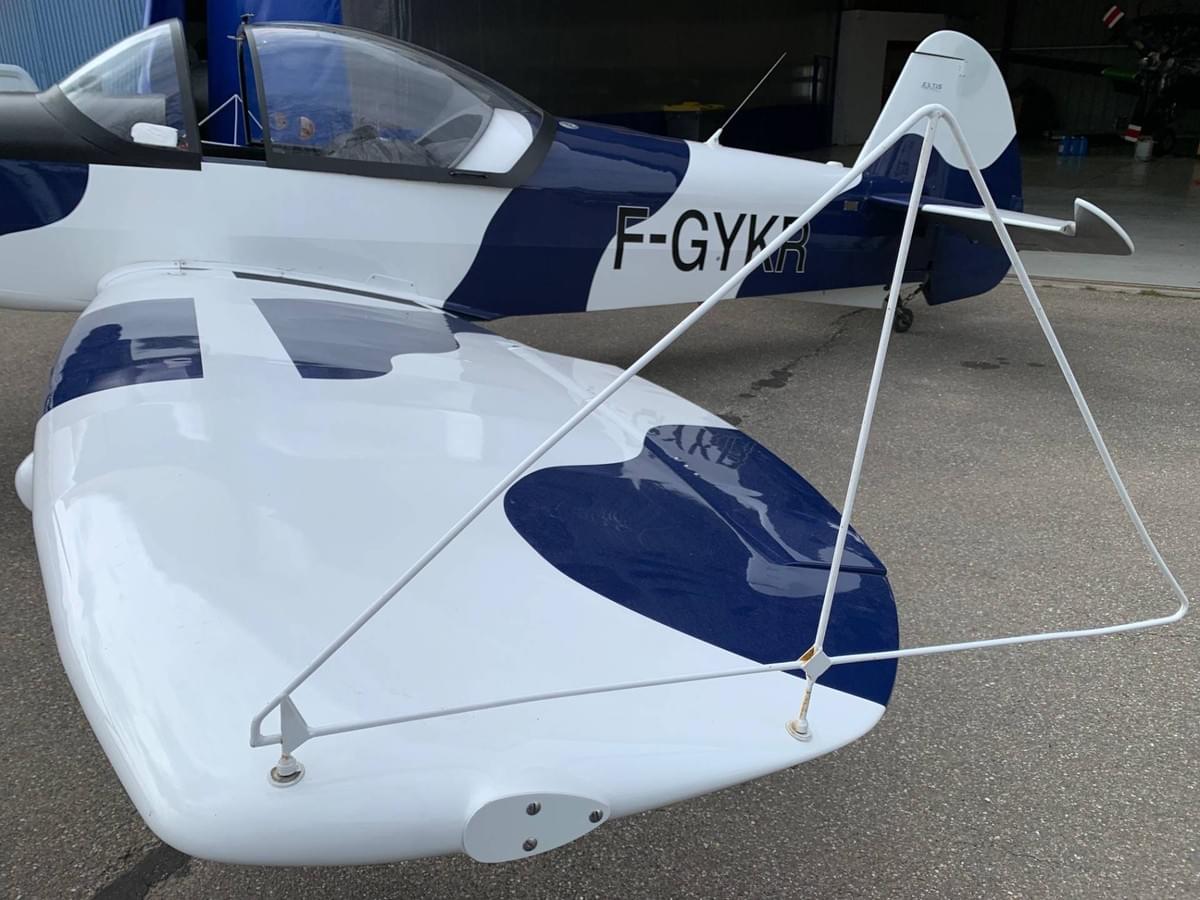 2 avions de voltige dans le ciel à l'Aéroclub de l'Hérault