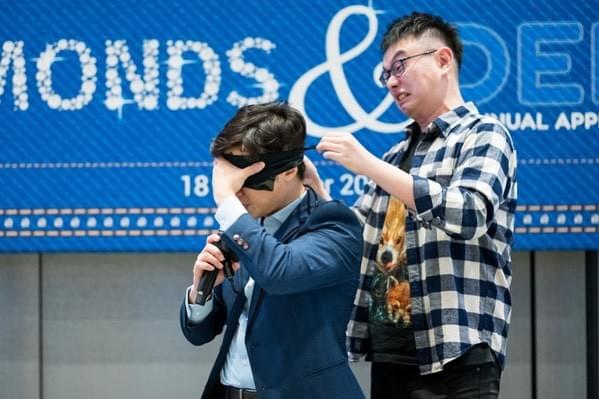 mind reader illusionist Nique Tan