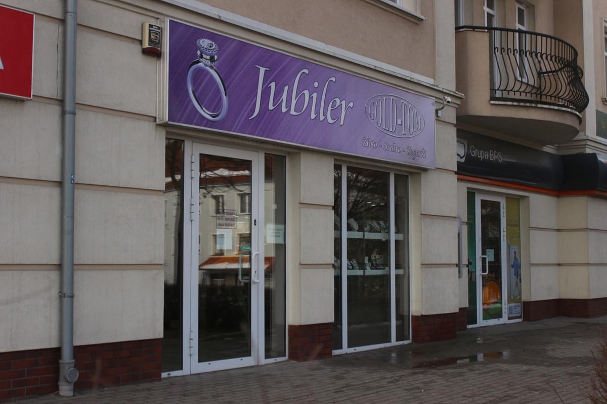 Sklep jubilerski Gold Tom na ulicy Sobieskiego 3c/54 w Ostródzie. Znajdziesz tu przepiękną biżuterię ze złota i srebra. Wspaniałe okazje, przepiękne wykonanie, oryginalne wzory.