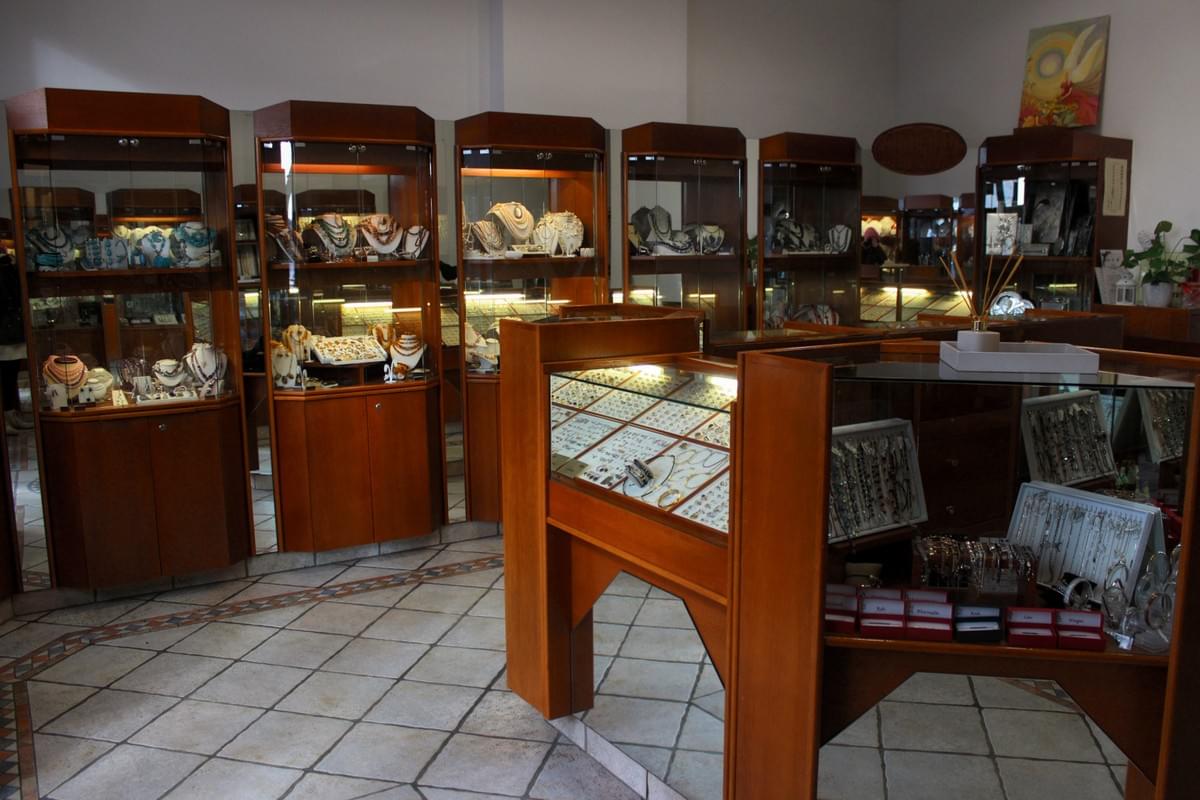 Asortyment sklepu firmy Gold-Tom w Ostródzie przy ulicy Czarnieckiego 15/V. Szeroki wybór pierścionków, obrączek, kolczyków, naszyjników, broszek, i wiele więcej. Wykonane ze 14 karatowego złota oraz srebra z kamieniami szlachetnymi i bursztynem. Zachwyć się pięknem topazu, szmaragdy czy rubiny. Piękna biżuteria na każdą okazje.