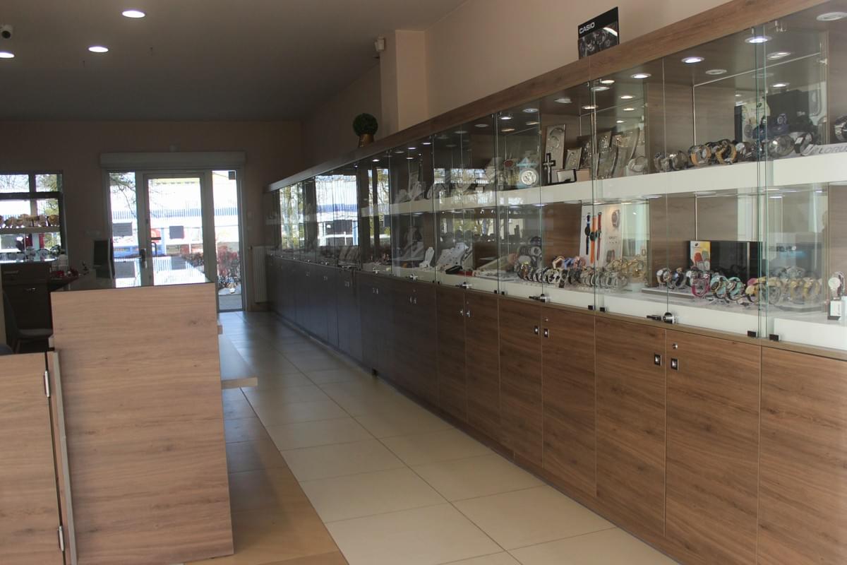 Asortymet sklpu firmy Gold-Tom w Ostródzie, ul. Sobieskiego 3c/54. Szeroki wybór oryginalnej biżuterii oraz zegarków. Oryginalne wzory oraz ręczne wykonanie. Złoto i srebro będzie przepięknym uzupełnieniem każdej kreacji lub wspaniałym prezentem z okazji ślubu, urodzin czy pierwszej komunii.