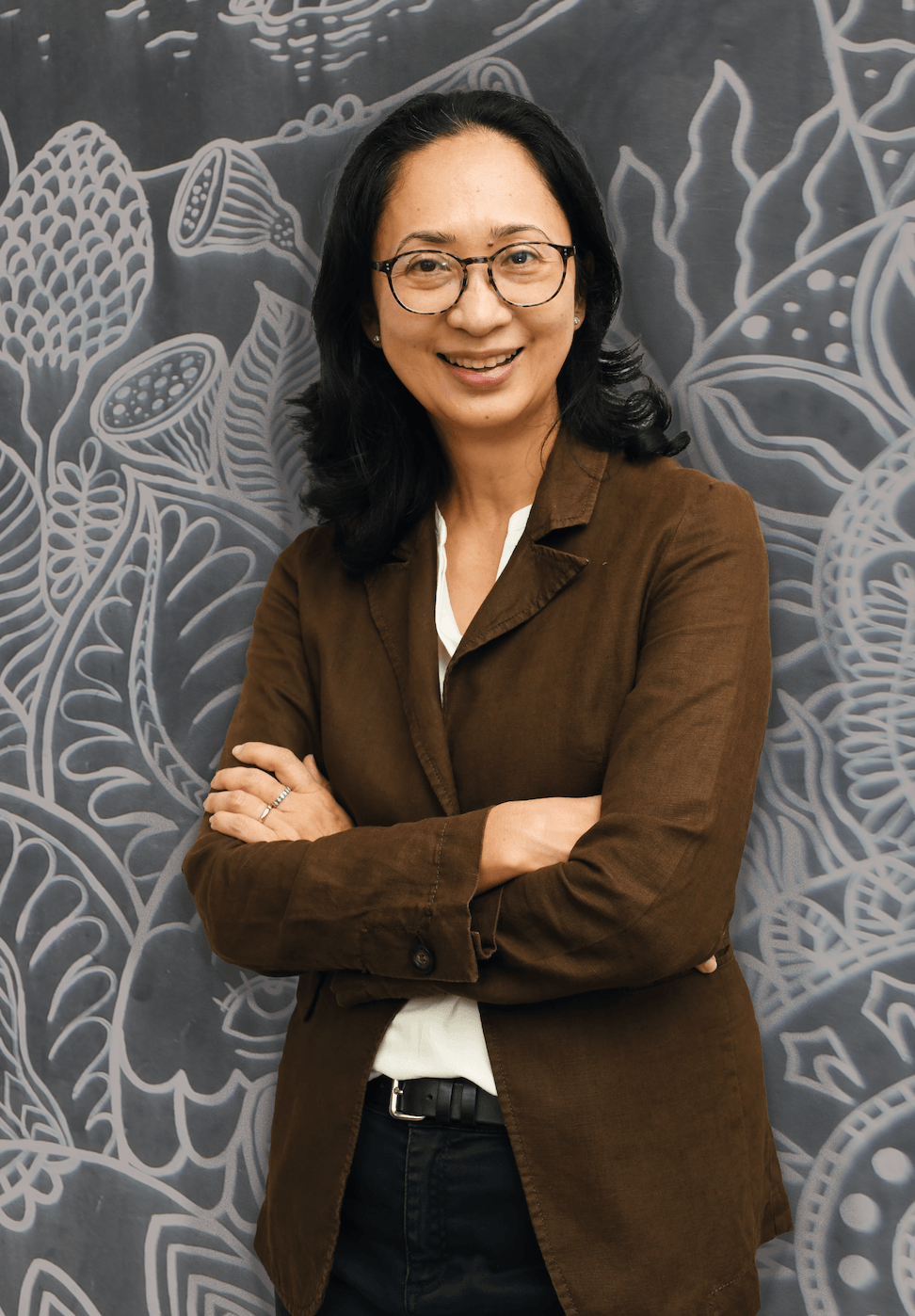 Portrait de Vicky Seebarrun, CEO de J&J Group, accompagné d’une frise chronologique retraçant le développement du groupe de 1998 à 2026.