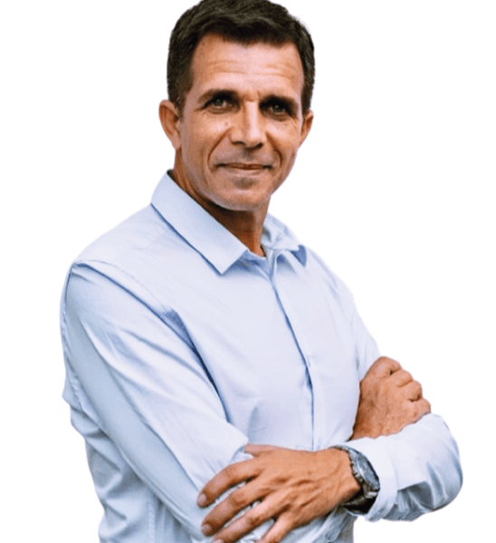 Portrait de Jimmy Nativel, formateur à l’Éducation nationale à La Réunion et ancien dirigeant industriel dans les secteurs du verre et de l’aluminium dans l’océan Indien.