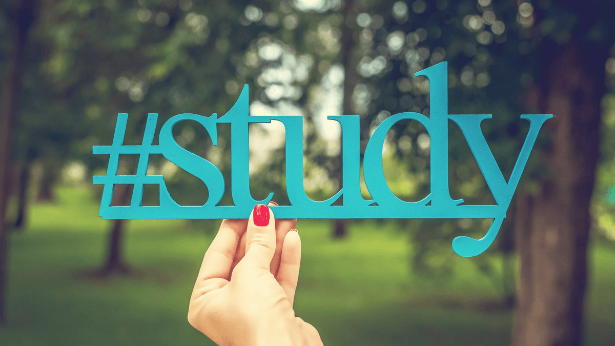 online course sales page showcasing engaging elements like testimonials and lesson previews