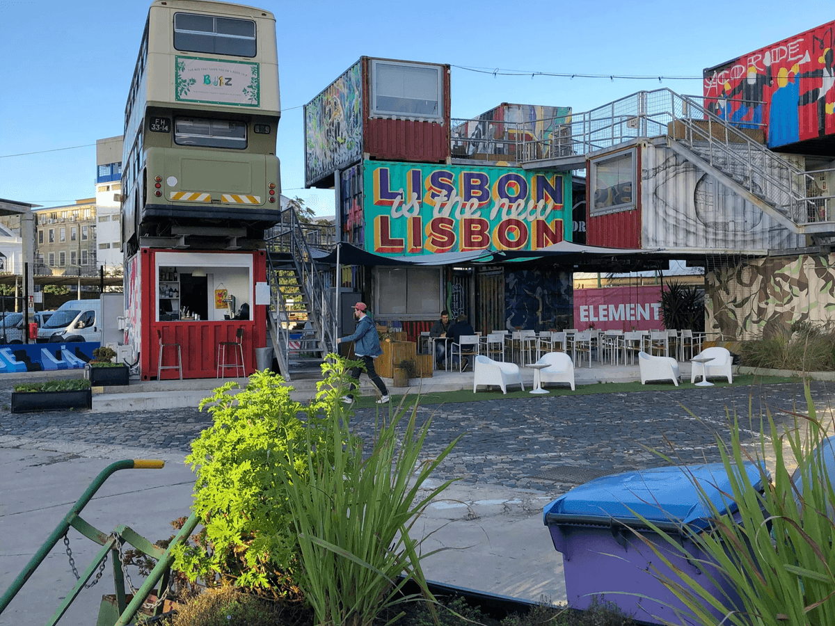 Contenedores para almacenaje eficaces en un almacén bien organizado.