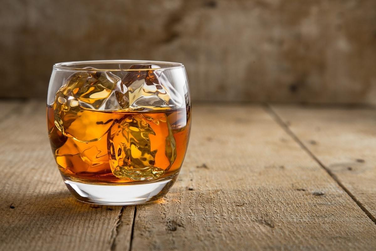 5 Delicious Apple Flavored Whiskey Drinks