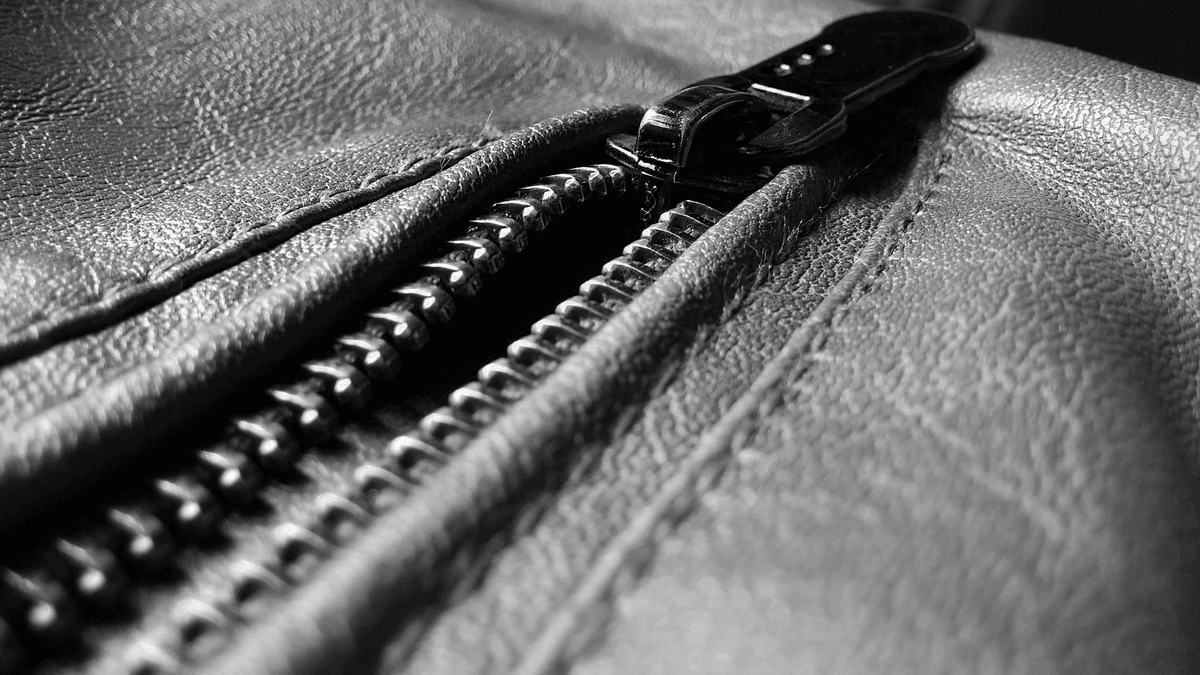 Leather bag inspection: zipper twisting test for durability