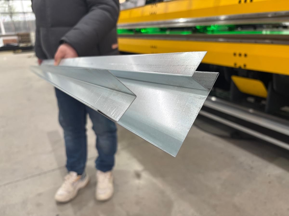 Automated up and down folding sequence on a long architectural part