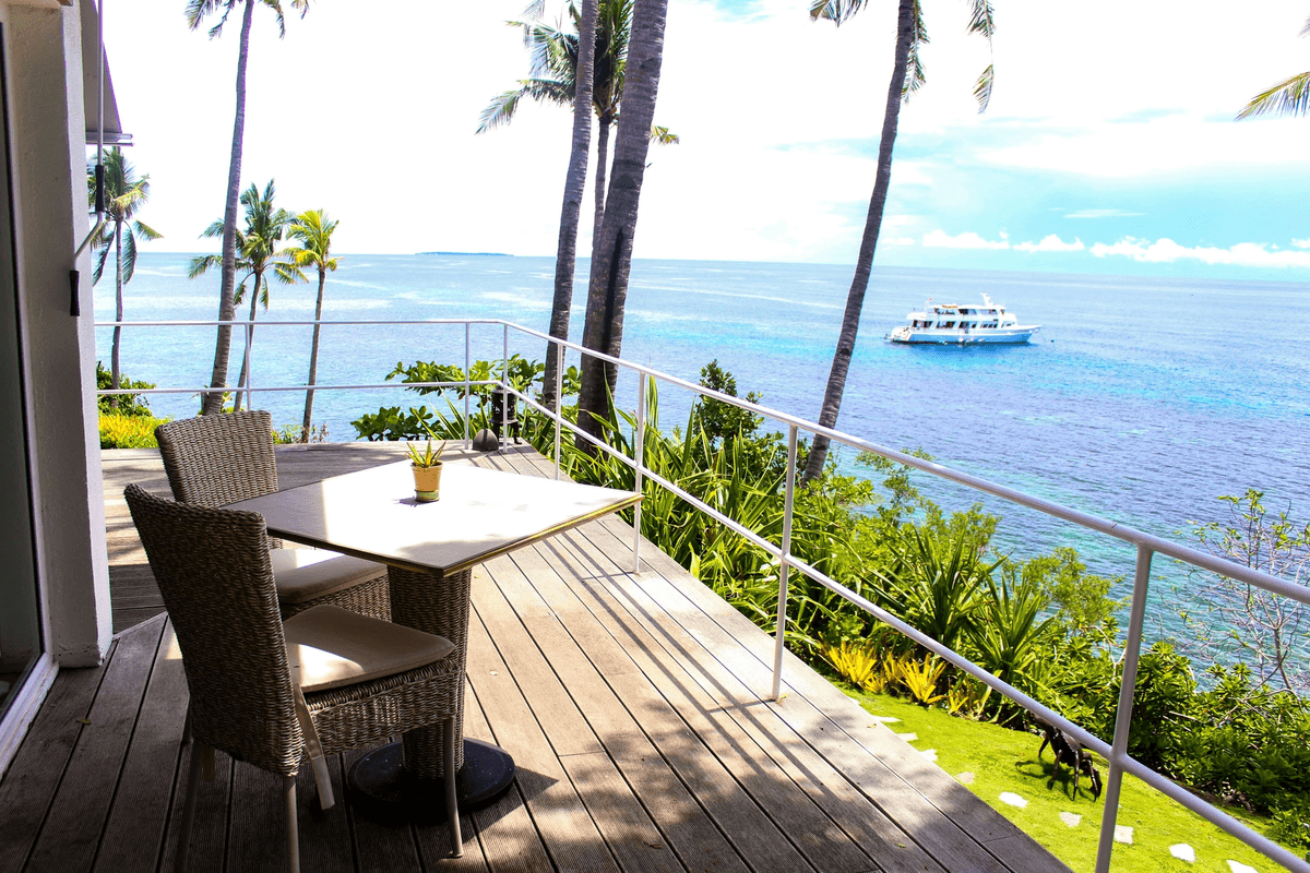Beach deck ideas showcasing vibrant colors and modern design.