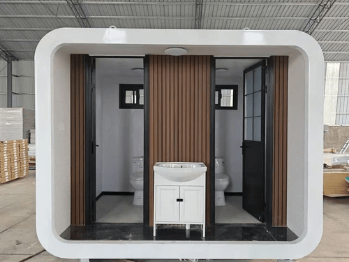 baño portátil limpio en entorno natural