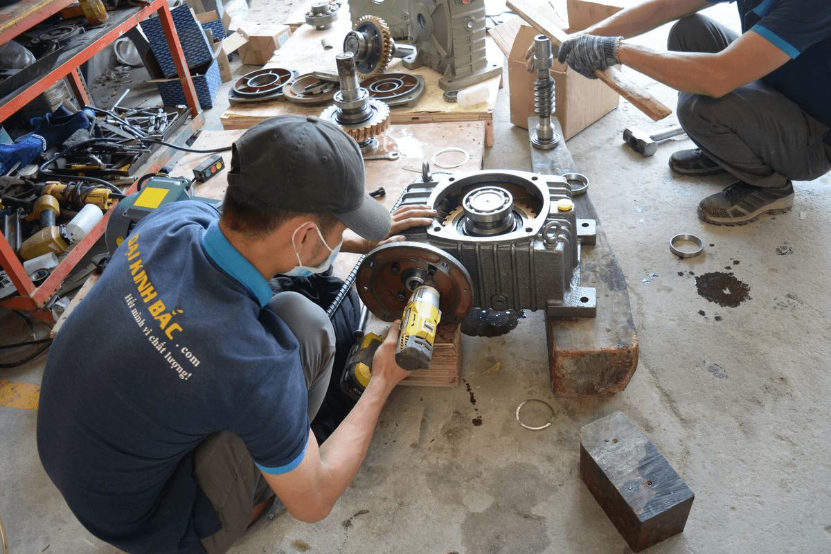 Induction Motor Inspection: Visual & Dimensional Check in Progress