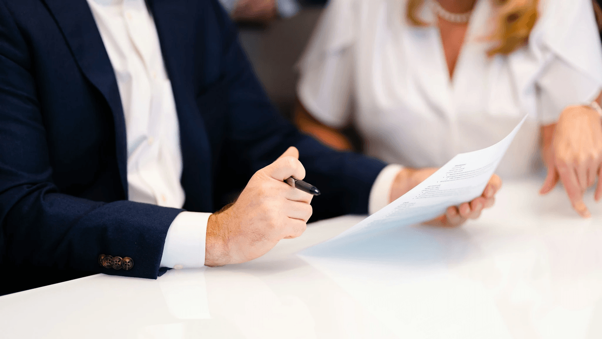 Engaging business consultation page with inquiry form and expert credentials