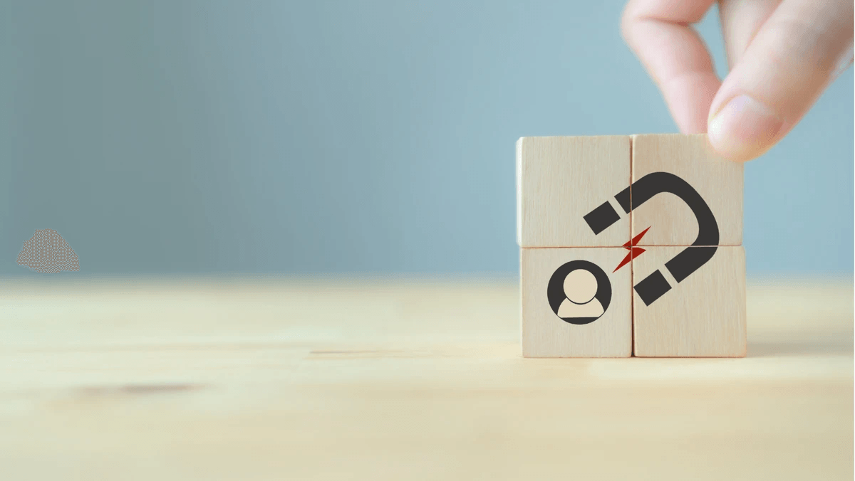 website retention strategy illustration with incentives and personalization