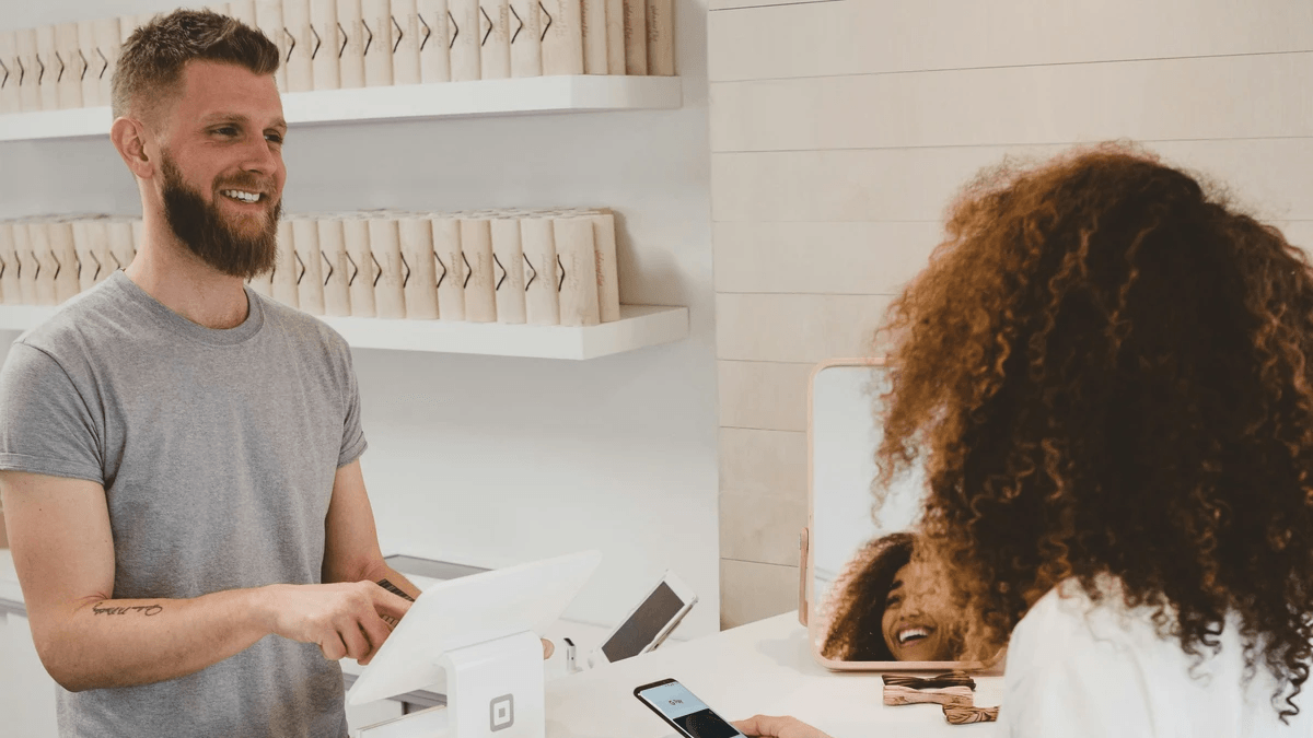  Online shopper reviewing products and payment options for a smoother purchase path