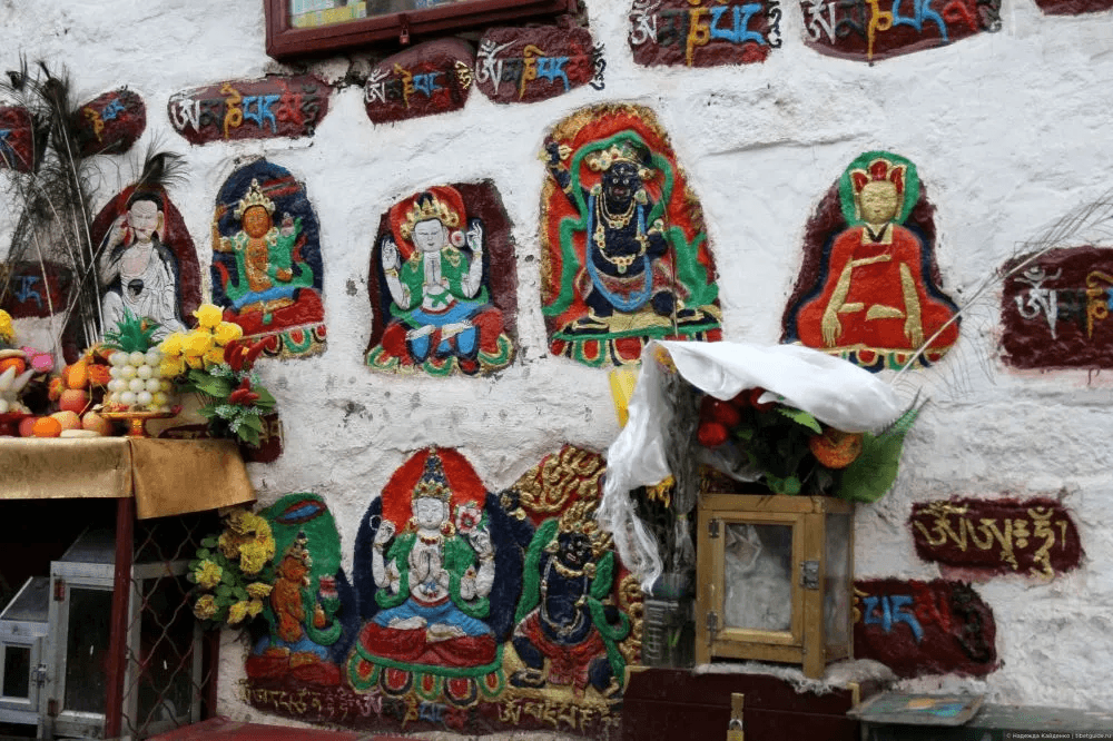 Barkhor bazaar showcasing vibrant traditional handicrafts