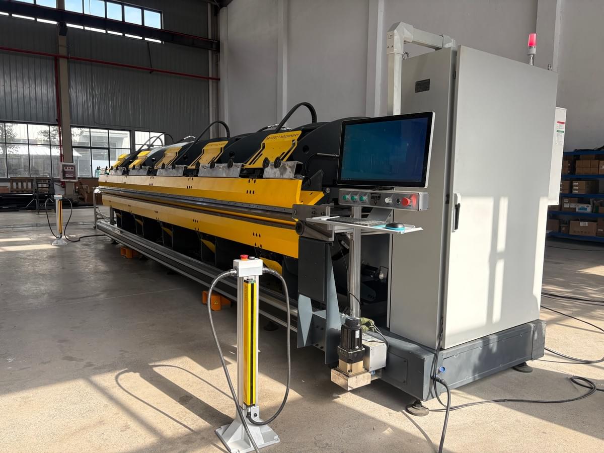 Automatic double folder in a roofing fabrication shop producing long folded parts