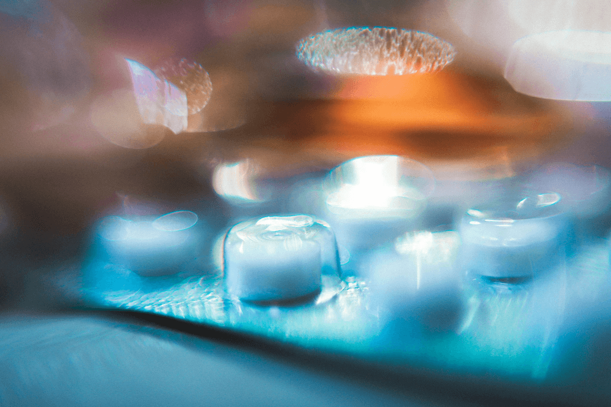 Plastic dye penetrant inspection under UV light