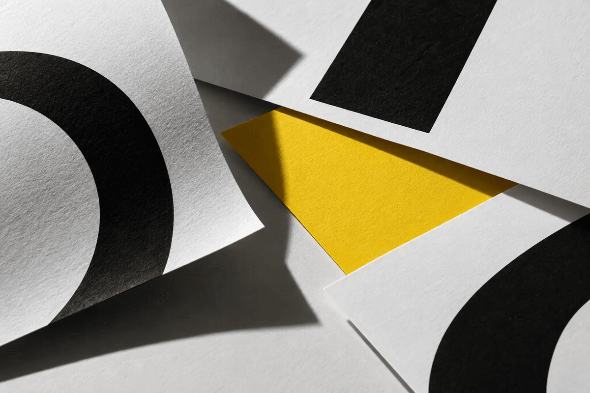 Composition éditoriale de papiers noirs, blancs et jaunes