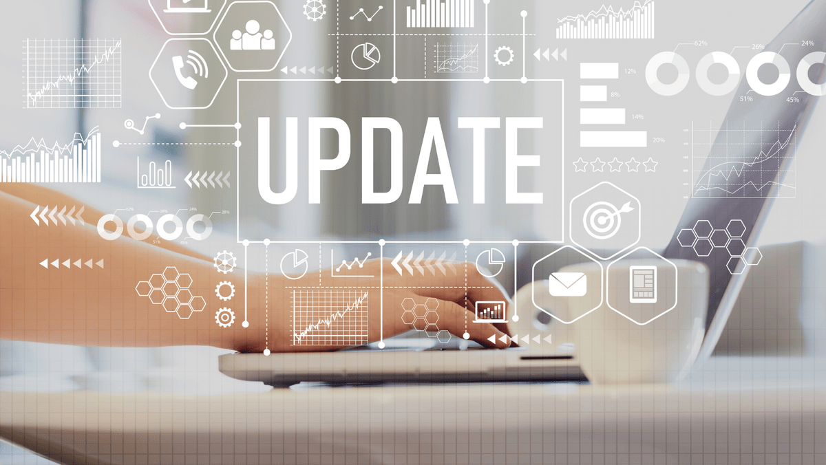 更新与女士使用她的笔记本电脑在咖啡桌上