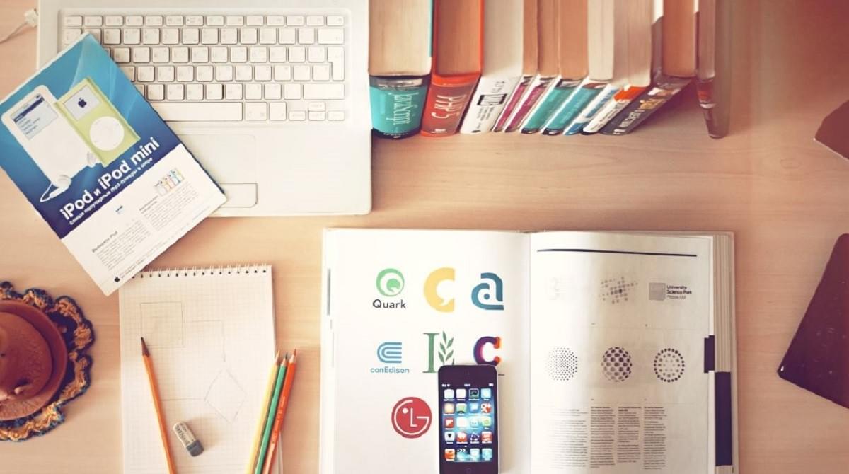 Magazines de design graphique Photo de Aleks Dorohovich sur Unsplash 