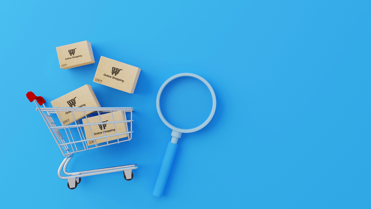 蓝色背景中的购物车与包裹箱和放大镜