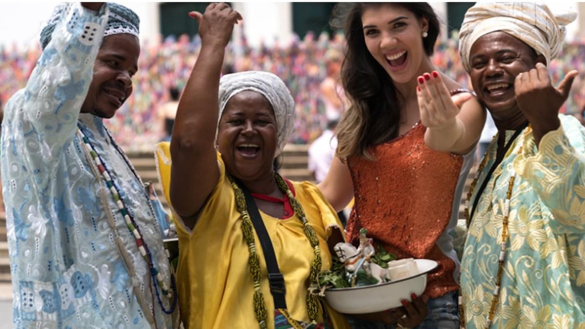 外国人沉浸在当地文化中