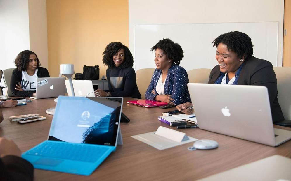 Travail d'Équipe pour le Lancement d'une Nouvelle Entreprise