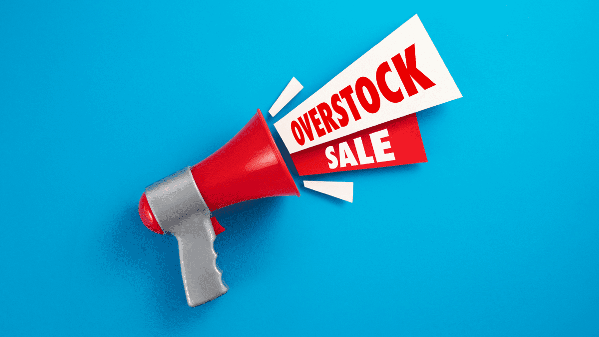 Megafone com mensagem de venda de estoque excedente em fundo azul