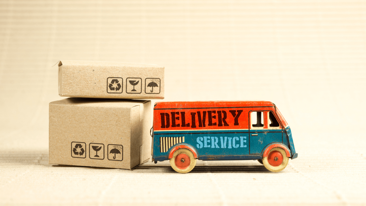 带有包裹箱的玩具运货车