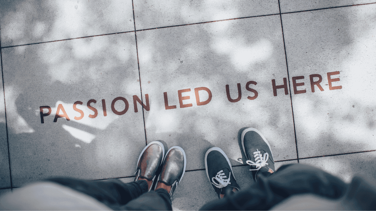 Două persoane în picioare în beton