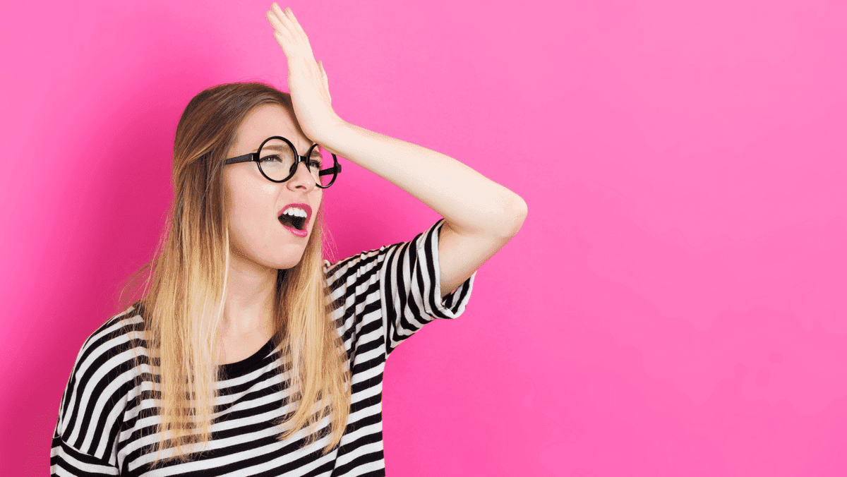 Jovem mulher cometendo um erro de marketing digital em fundo rosa