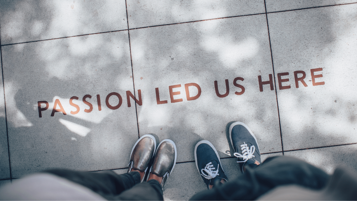 两个人站在混凝土上