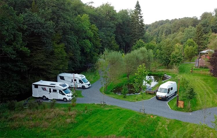 3 campers op de camperplaats  van herberg La Truite d'Argent in de Ardennen