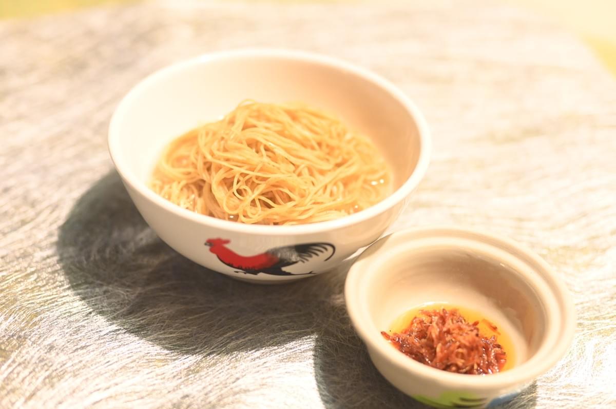 Forty years of noodle-making experience master, will incorporate Japan's noodle-making spirit into every bowl of noodles. original intention unique craftsmanship Our characteristics He Xing Noodle Factory was founded in 1984, the master has over 40 years of noodle-making experience, preserving the meticulous noodle-making spirit of Japanese masters, enhancing the smooth texture of fresh Japanese hand-pulled noodles to the highest level, has supplied the Hong Kong market for over twenty years, and the shrimp noodles are also made with real ingredients, fully utilizing materials, preserving the traditional Hong Kong nostalgic flavor.