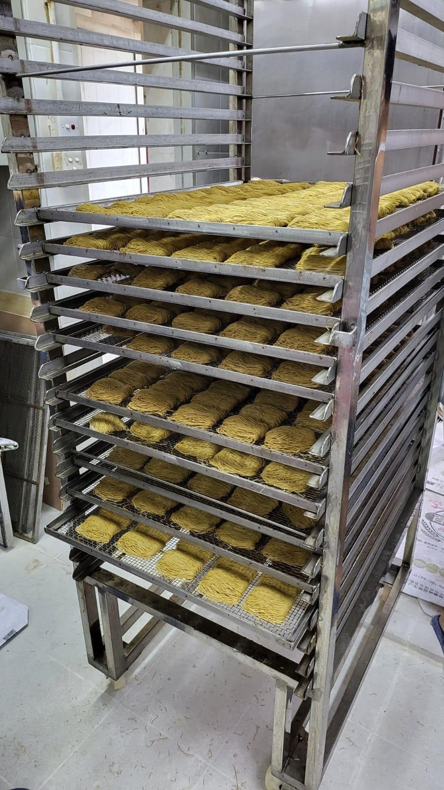 Our shrimp noodles insist on using high-quality ingredients, maintaining the traditional Hong Kong style flavor, allowing you to revisit the wonderful taste of the past. traditional shrimp noodles Our characteristics He Xing Noodle Factory was founded in 1984, the master has over 40 years of noodle-making experience, preserving the meticulous noodle-making spirit of Japanese masters, enhancing the smooth texture of fresh Japanese hand-pulled noodles to the highest level, has supplied the Hong Kong market for over twenty years, and the shrimp noodles are also made with real ingredients, fully utilizing materials, preserving the traditional Hong Kong nostalgic flavor.