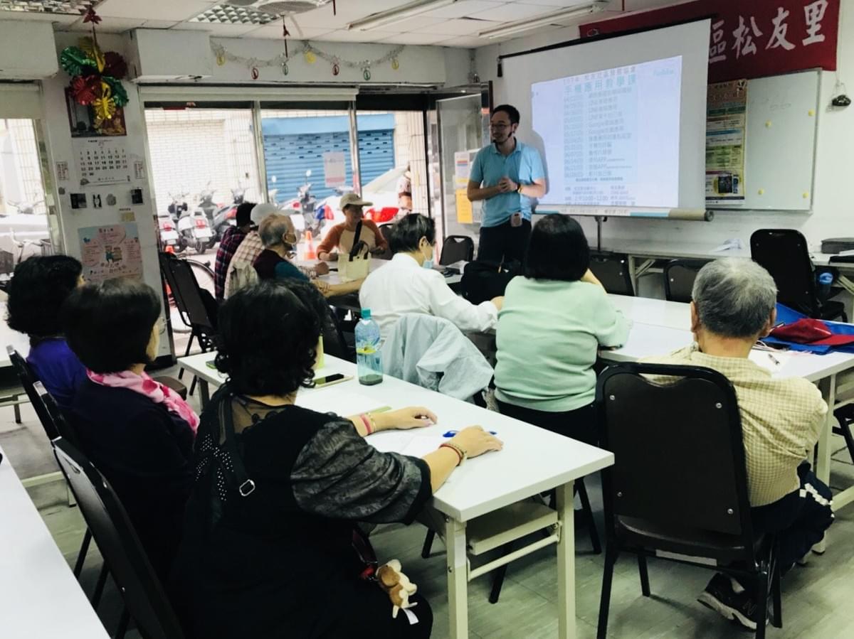 智樂活銀髮熟齡長者手機教學活動現場照片20180412