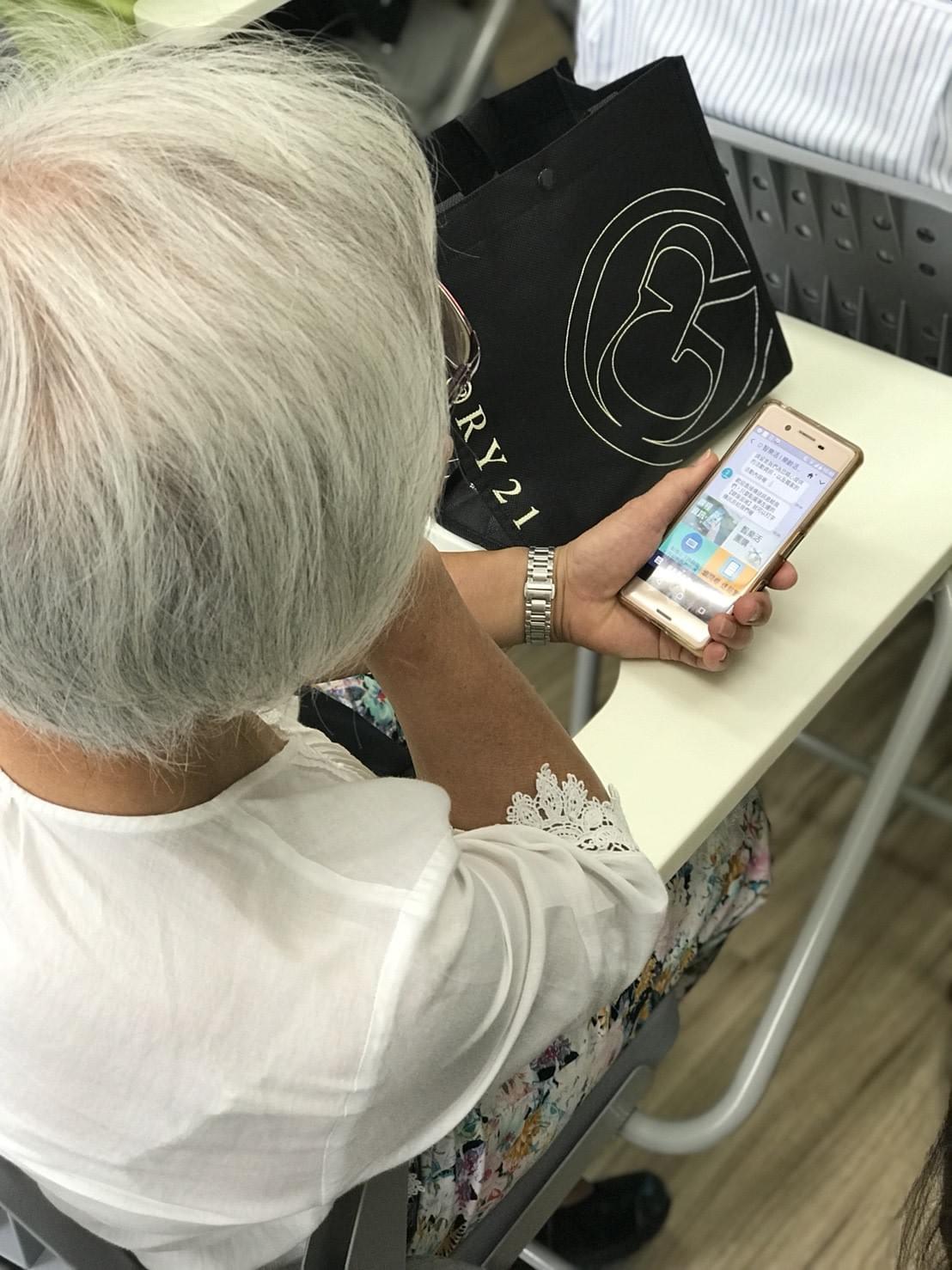 智樂活銀髮熟齡長者手機教學活動現場照片20180413