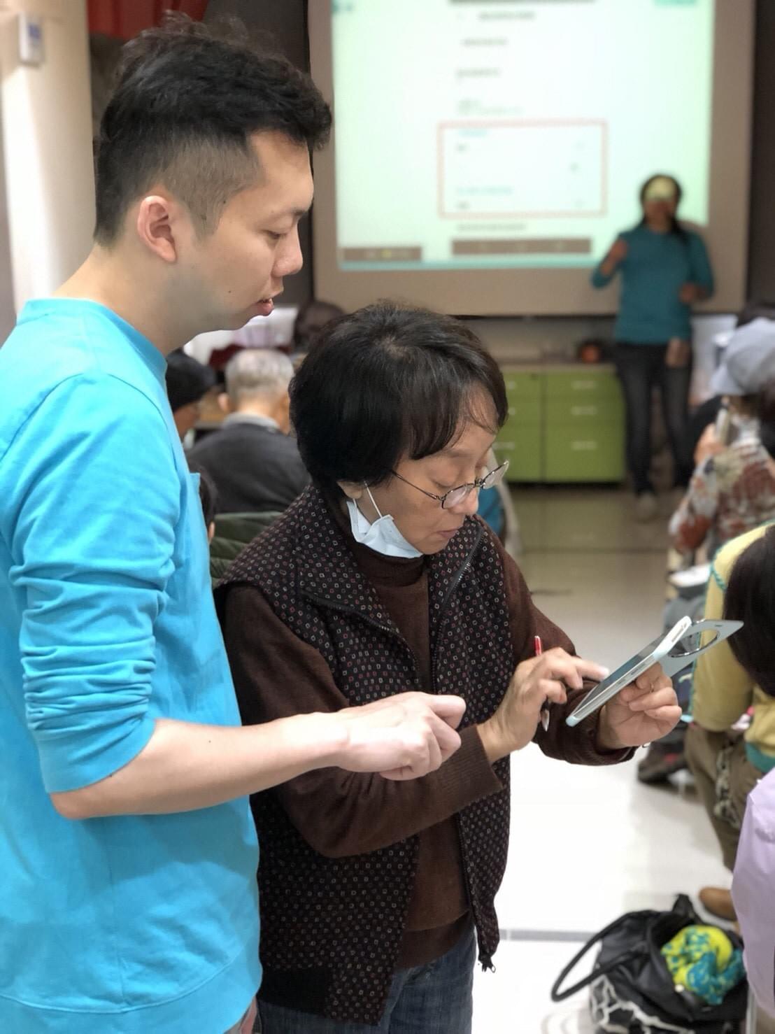 智樂活銀髮熟齡長者手機教學活動現場照片20180416