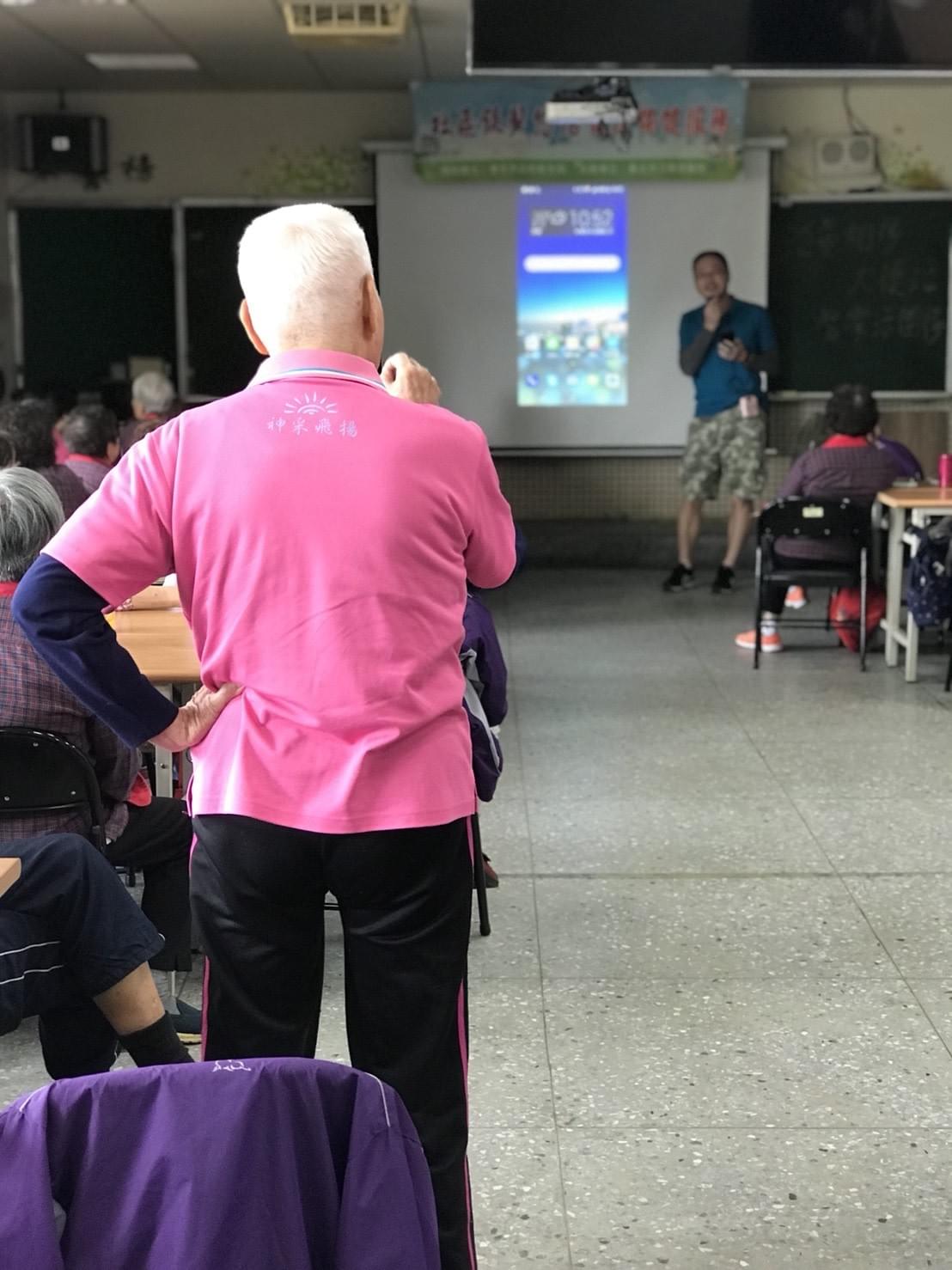 智樂活銀髮熟齡長者手機教學活動現場照片20180418