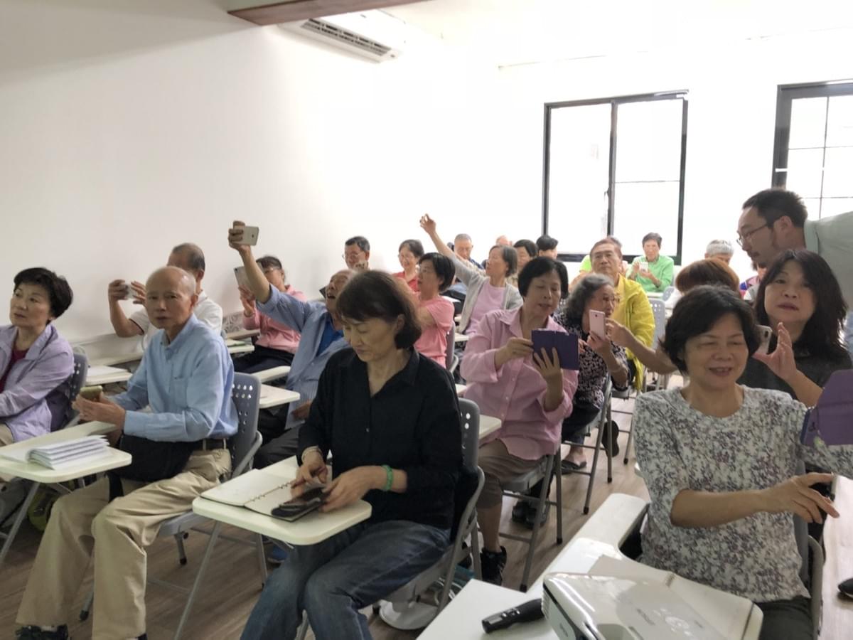 智樂活銀髮熟齡長者手機教學活動現場照片20180420