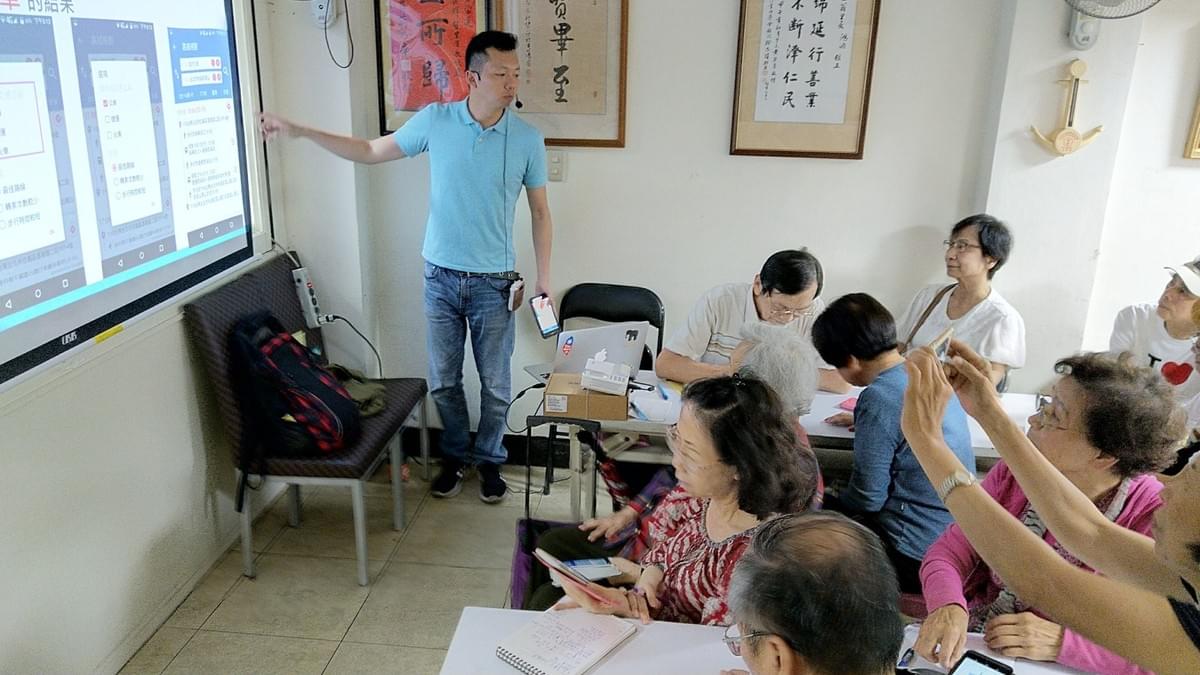 智樂活銀髮熟齡長者手機教學活動現場照片20180424