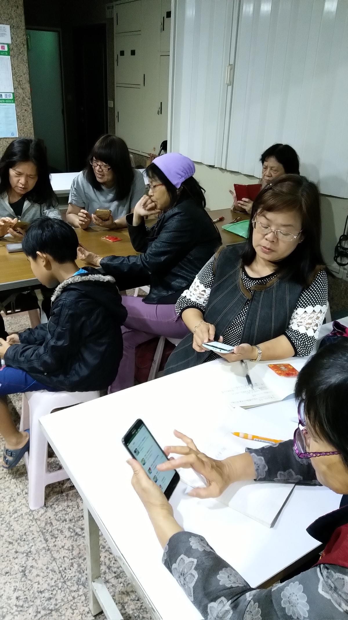 智樂活銀髮熟齡長者手機教學活動現場照片20180425