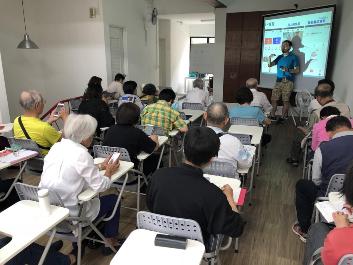 智樂活銀髮熟齡長者手機教學活動現場照片20180427