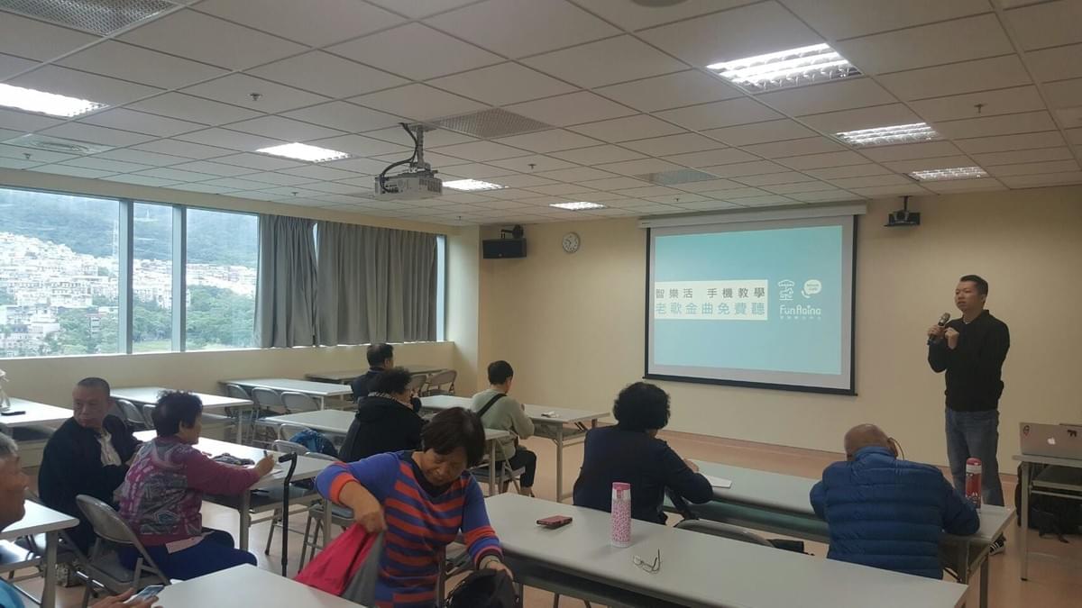 熟齡長者手機教學活動現場照片20171121