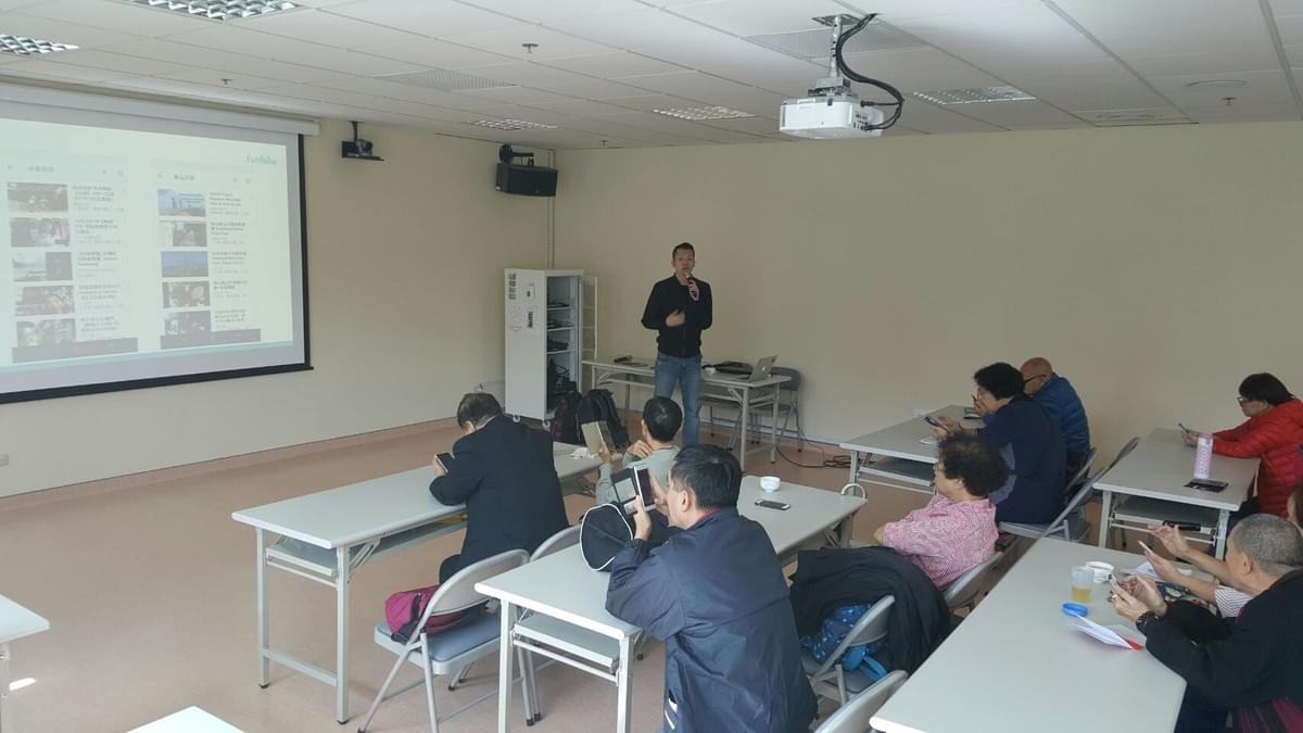 熟齡長者手機教學活動現場照片20171121