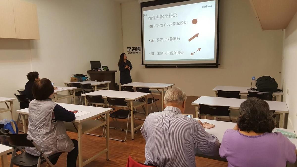 熟齡長者手機教學活動現場照片20171127